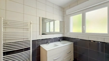 Maison entièrement rénovée à vendre 4 pièces de 85m2 avec 3 chambres et garage 60 m2 sur 833 m2 de terrain à CREYSSE (24)