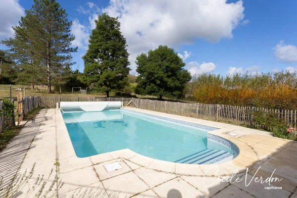 Propriete à vendre 7 pièces proche de BERGERAC (24)-Longère en pierre de 250 m2, 5 chambres, piscine, et grange aménageable de 200 m2 sur 3,8 HA
