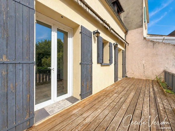 Maison à vendre 5 pièces, garage moto, Bergerac 4 chambres sur 257 m2 de terrain