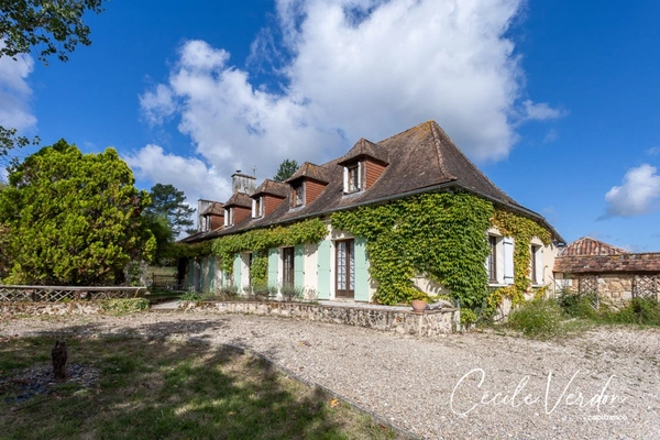 Propriete à vendre 7 pièces proche de BERGERAC (24)-Longère en pierre de 250 m2, 5 chambres, piscine, et grange aménageable de 200 m2 sur 3,8 HA
