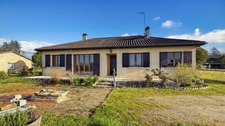Maison plain-pied à rénover 96m2 et garages de 13 m2 et 26 m2 sur terrain 1956 m2 - 4 pièces LA FORCE (24)