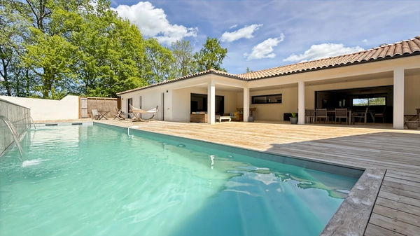 PROPRIETE DE 250 M2 SUR 3276 M2 DE TERRAIN- 4 SUITES PARENTALES - PISCINE 14 X 3M - POLL HOUSE - 2 GARAGES- BELEYMAS (24)