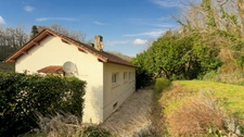 Maison entièrement rénovée à vendre 4 pièces de 85m2 avec 3 chambres et garage 60 m2 sur 833 m2 de terrain à CREYSSE (24)