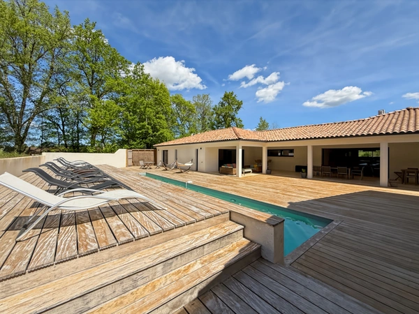 PROPRIETE DE 250 M2 SUR 3276 M2 DE TERRAIN- 4 SUITES PARENTALES - PISCINE 14 X 3M - POLL HOUSE - 2 GARAGES- BELEYMAS (24)