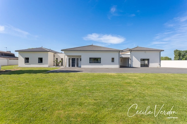Maison moderne haut de gamme 226 m2 + annexe bureau de 55 m2  à vendre Bergerac - 9 pièces - 4 chambres - piscine - 2 garages 60 m2