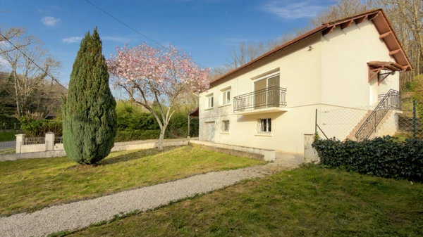Maison entièrement rénovée à vendre 4 pièces de 85m2 avec 3 chambres et garage 60 m2 sur 833 m2 de terrain à CREYSSE (24)