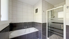 Maison entièrement rénovée à vendre 4 pièces de 85m2 avec 3 chambres et garage 60 m2 sur 833 m2 de terrain à CREYSSE (24)