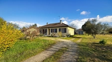 Maison plain-pied à rénover 96m2 et garages de 13 m2 et 26 m2 sur terrain 1956 m2 - 4 pièces LA FORCE (24)