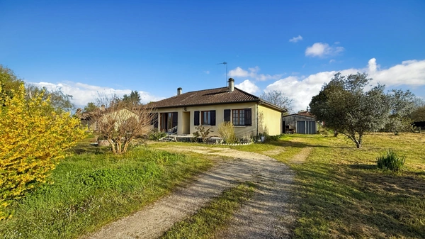 Maison plain-pied à rénover 96m2 et garages de 13 m2 et 26 m2 sur terrain 1956 m2 - 4 pièces LA FORCE (24)