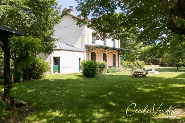 BELEYMAS (24) proche Bergerac – Propriété de charme du XIXe siècle 10 pièces avec dépendances, piscine et potentiel d’accueil sur 8 500 m²