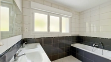 Maison entièrement rénovée à vendre 4 pièces de 85m2 avec 3 chambres et garage 60 m2 sur 833 m2 de terrain à CREYSSE (24)