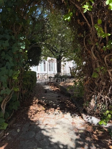 House for sale, 7 rooms, Auxerre (89). Character property of 165 m², 4 bedrooms, garage, cellars, land.
