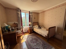House for sale, 7 rooms, Auxerre (89). Character property of 165 m², 4 bedrooms, garage, cellars, land.
