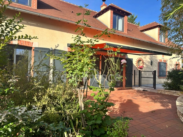 Maison à vendre CHAMPS SUR YONNE (89) Magnifique propriété de 272 m² 6 Chambres Piscine Terrain de 4800 m2
