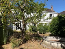 House for sale, 7 rooms, Auxerre (89). Character property of 165 m², 4 bedrooms, garage, cellars, land.