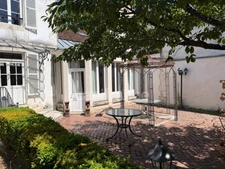 House for sale, 7 rooms, Auxerre (89). Character property of 165 m², 4 bedrooms, garage, cellars, land.