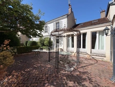 House for sale, 7 rooms, Auxerre (89). Character property of 165 m², 4 bedrooms, garage, cellars, land.