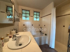 House for sale, 9 rooms, GY L'EVEQUE (89). Character property of 185 m2, 4 bedrooms plus office. Land. 