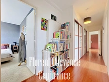DERNIER ÉTAGE – 3 CHAMBRES – 47 m² DE PIÈCE DE VIE – BALCON AVEC VUE SUR PARC – GARAGE