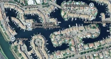 Marina - 3 bedrooms - 3 bathrooms and toilets + boat dock + garage