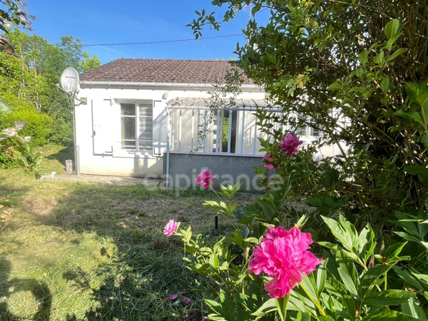 Maison à vendre 2 pièces avec garage sur terrain de 790m2 au coeur de Village (89)