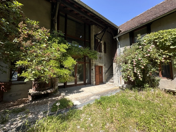 💎 RARE & HISTORIQUE : Domaine d'Exception de 1824 – au cœur de Saint-Julien et aux portes de Genève ; avec local professionnel ou commercial