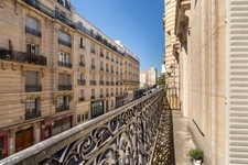 PARIS (75018) – T3 – 65M2 – BALCON (4,08M2) - ORIENTATION SUD - TRÈS LUMINEUX - TRAVERSANT – ASCENSEUR - 2 CAVES  