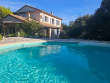 PARDAILHAN – MAISON FAMILIALE – 5 PIÈCES – PISCINE – VÉRANDA – TERRAIN CLOS 4973M² – PANNEAUX SOLAIRES – CALME – CLIMATISATION – CHAUFFAGE BOIS