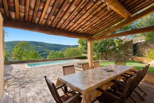 Ferrières-Poussarou – Deux logements, une piscine et une vue impressionnante sur la nature