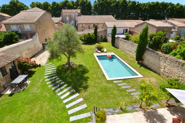 Capestang – Propriété de caractère avec deux habitations, bureaux, piscine et jardin
