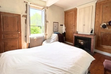  Maison de caractère - 230 m² – 5 chambres – Jardin paysager – Garage 3 véhicules – Cave de réception 	