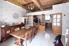  Maison de caractère - 230 m² – 5 chambres – Jardin paysager – Garage 3 véhicules – Cave de réception 	