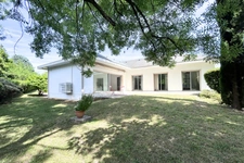 69260 CHARBONNIÈRES-LES-BAINS – Maison 7 pièces – Climatisation -  Garage – Piscine – Terrain à bâtir – Calme – Sans vis-à-vis – Proche commodités