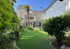 CENTRE VILLE - GRANDE MAISON FAMILIALE - JARDIN 100 M² - 4 CHAMBRES (POSS. 5) - CHARME DE L'ANCIEN - LOCAL COMMERCIAL (OU AUTRE)