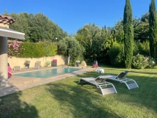 Aix en Provence , vers Puyricard, maison avec 4 chambres, bus et commerces à pied, piscine, garage, sur 2050 m² de jardin clos