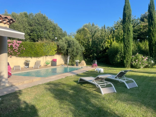 Aix en Provence , vers Puyricard, maison avec 4 chambres, bus et commerces à pied, piscine, garage, sur 2050 m² de jardin clos