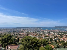 Appartement à Toulon 110m2 dans une résidence intimiste de haut standing , terrasse vue mer, cave et stationnements