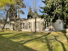 Dpt Bouches du Rhône (13), à vendre AIX EN PROVENCE maison de plain pied de 125 m² agrandissable sur 2000m2 avec piscine pool house et  garage