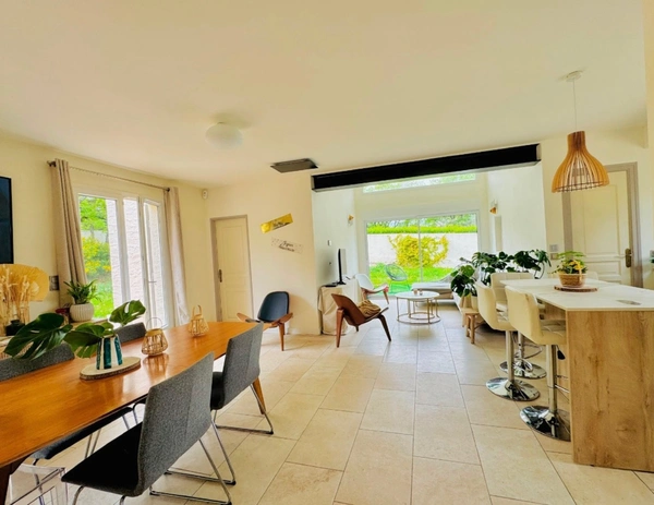 Dpt Bouches du Rhône (13), à vendre AIX EN PROVENCE maison de plain pied de 125 m² agrandissable sur 2000m2 avec piscine pool house et  garage