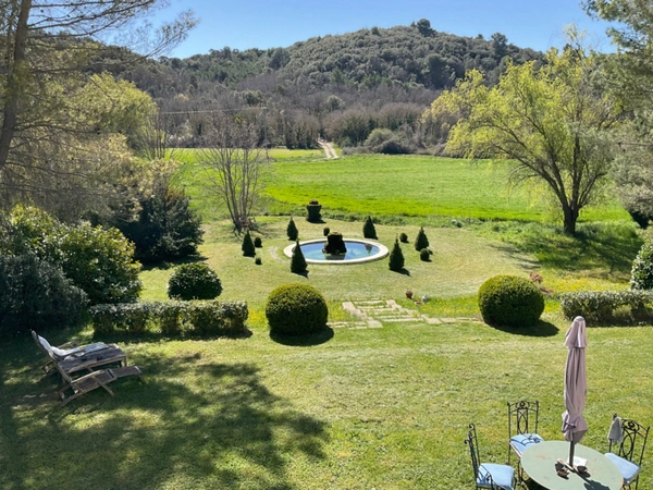 Maison de Maître 10 pièces sur 3 hectares proche Manosque , entre campagne et champs de lavandes 