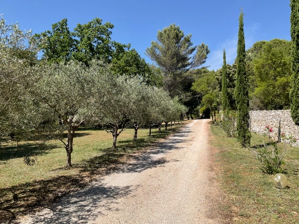 Proprieté  à 20 mns d'Aix en Provence sur la commune de Rognes  380m2 avec 8 chambres 