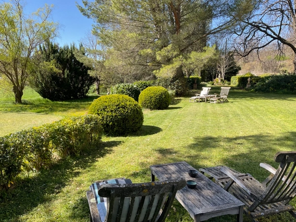 Maison de Maître 10 pièces sur 3 hectares proche Manosque , entre campagne et champs de lavandes 