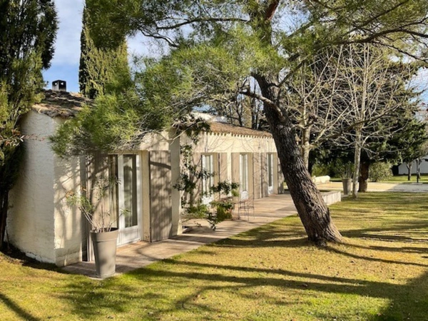 Dpt Bouches du Rhône (13), à vendre AIX EN PROVENCE maison de plain pied de 125 m² agrandissable sur 2000m2 avec piscine pool house et  garage
