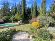 Charming single-storey house in Aix/Puyricard with 4 bedrooms on a wooded and enclosed plot of nearly 2,000 m²