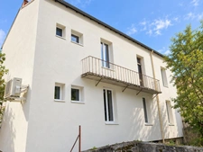 Maison de ville avec 2 appartements, grenier aménageable et petit extérieur – Aubusson (23200)
