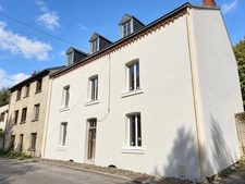 Maison de ville avec 2 appartements, grenier aménageable et petit extérieur – Aubusson (23200)