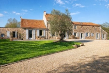 49360 Les Cerqueux – 20 min de Cholet – Longère 235 m² - 5/6 chambres - terrain 3 500 m² - activité possible - calme - commerces - écoles - bus - maison médicale - DPE C 