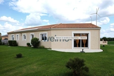16200 COURBILLAC - MAISON PLAIN-PIED – 2006 – 103 M² – 3 CHAMBRES – VÉRANDA – TERRAIN 1355 M² – CLÔTURÉ ET ARBORÉ – PANNEAUX PHOTOVOLTAÏQUES – GARAGE – PARKINGS