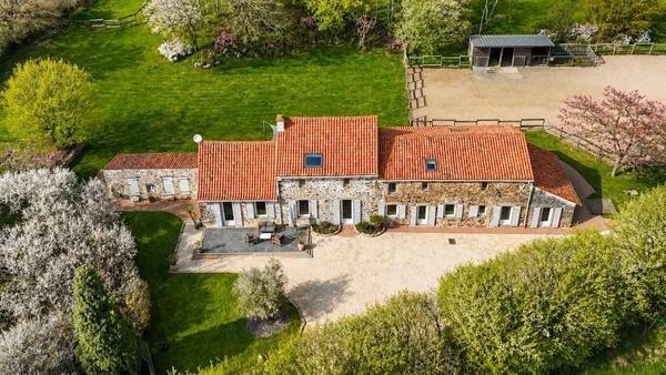 49360 Les Cerqueux – 20 min de Cholet – Longère 235 m² - 5/6 chambres - terrain 3 500 m² - activité possible - calme - commerces - écoles - bus - maison médicale - DPE C 