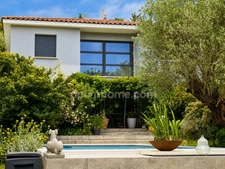 AUMELAS (34230) – MAISON CONTEMPORAINE – 5 CHAMBRES – PISCINE – TERRAIN DE 1 650 M² – CALME – SANS VIS-À-VIS – GARAGE